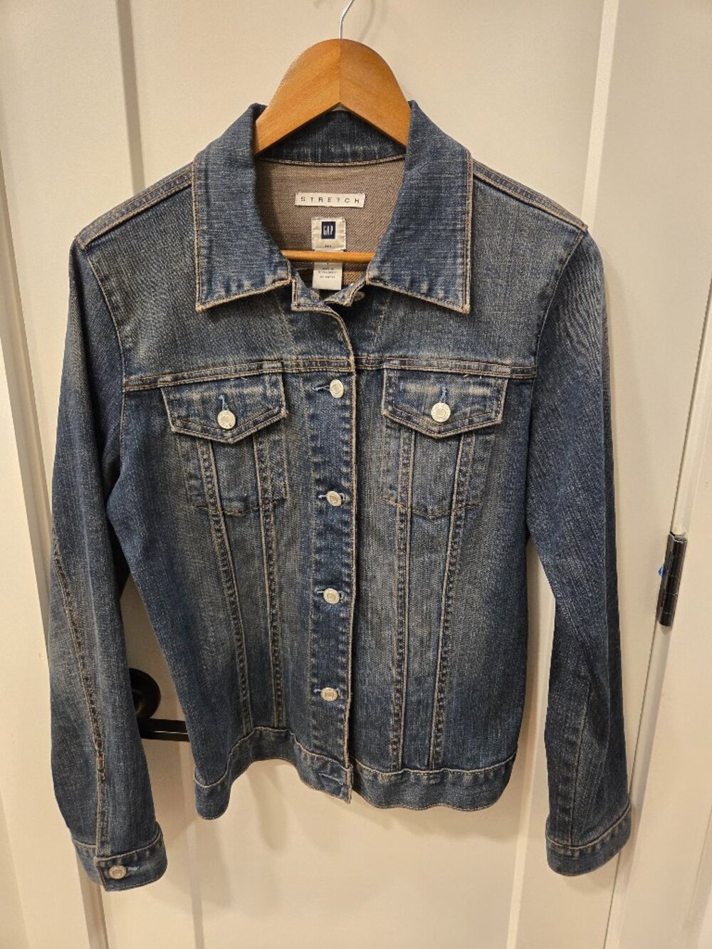 💙 GAP Women's Classic Stretch Denim Trucker Jacket – Blue – Size Large